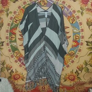 AE Earth Toned Open Front Women’s Sweater Poncho - Gray/Cream